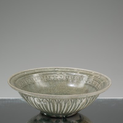 Lot 71 - (R) ANTIQUE SELADON SAWAKHALOK 15TH CENTURY THAILAND BOWL