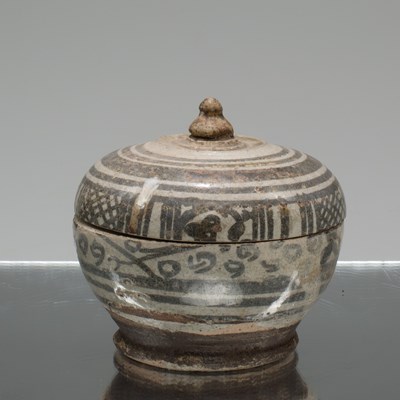 Lot 36 - (R) LIDDED POT