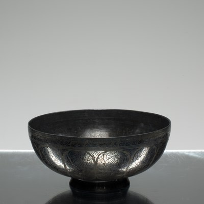 Lot 121 - (R) OFFERING BOWL INDIA 18TH CENTURY BRONZE AND SILVERED