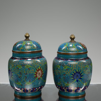 Lot 77 - (R) PAIR OF CLOISONEE LIDDED VASES CHINA 19TH TO 20H CENTURY