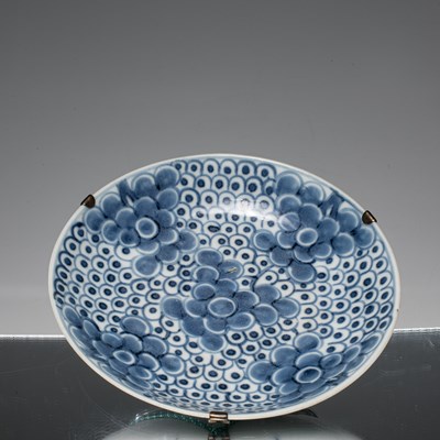 Lot 221 - (R) BLUE AND WHITE GRAPE PLATE CHINA QING DYNASTY (1644-1912)