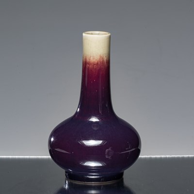 Lot 148 - (R) BULBOUS SMALL CHINESE VASE (1900-1950)