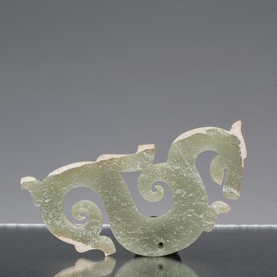 Lot 134 - GREEN SAPPHIRE DRAGON-SHAPED JADE PENDANT THE WARRING STATES (B.C.475-B.C.221)