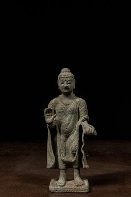 Lot 29 - STANDING BRONZE BUDDHA GANDHARA STYLE 4TH CENTURY BUT LATER