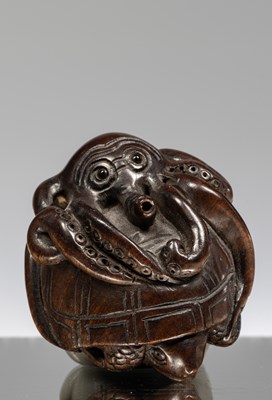 Lot 241 - NETSUKE OF AN OCTOPUS ENTWINDED AROUND A TURTLE