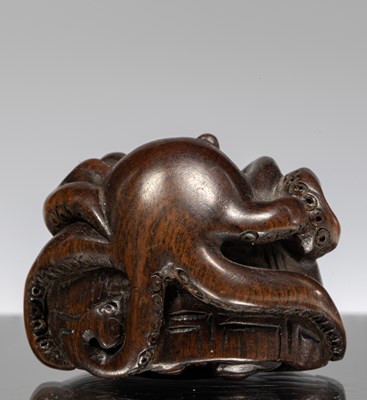 Lot 241 - NETSUKE OF AN OCTOPUS ENTWINDED AROUND A TURTLE