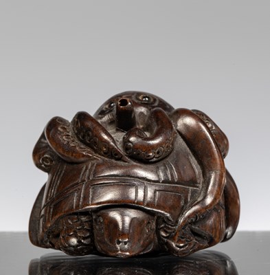 Lot 241 - NETSUKE OF AN OCTOPUS ENTWINDED AROUND A TURTLE