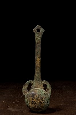 Lot 14 - A RITUAL BRONZE LADLE WITH TAOTIE MASK, CHINA SHANG DYNASTY 13TH to 11TH CENTURY BCE