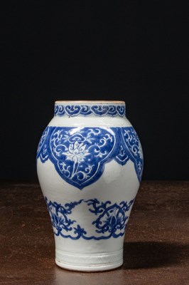 Lot 190 - A BLUE AND WHITE PORCELAIN VASE CHINA MING DYNASTY