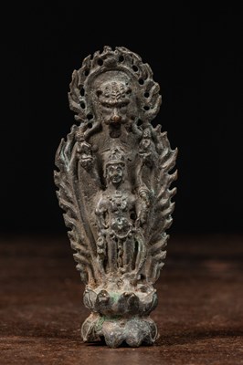 Lot 235 - A SMALL BRONZE FIGURE OF A GUARDIAN DEITY CHINA MNG DYNASTY