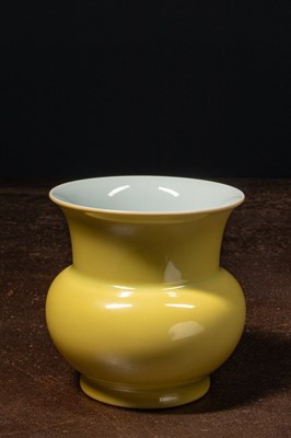 Lot 132 - A YELLOW-GLAZED VASE CHINA QING DYNASTY GUANGXU MARK