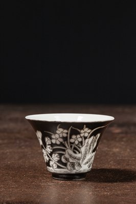 Lot 58 - A BLACK-GROUND PORCELAIN CUP WITH CHINA LATE QINGY DYNASTY TO EARLY REPUBLIC PERIOD