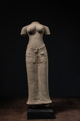Lot 46 - AN UMA SANDSTONE TORSO CAMBODIA ANGKOR PERIOD BAPHUON STYLE 11TH CENTURY