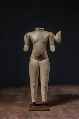 Lot 15 - TORSO OF VISHNU SANDSTONE KAMBODSCHA 2ND HALF 10TH CENTURY ANGKOR PERIOD BANTEAY-SREI STYLE