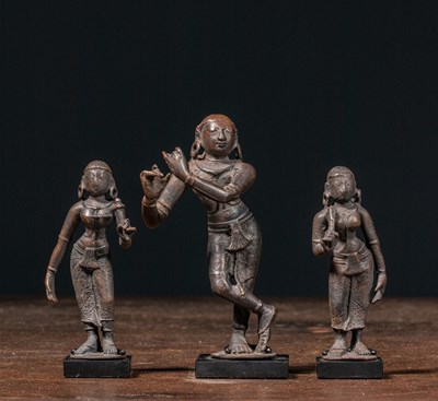 Lot 204 - A BRONZE GROUP OF KRISHNA WITH CONSORTS BRONZE INDIA 15TH CENTURY