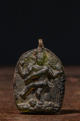 Lot 128 - DANCING SHIVA GREEN GARNET STONE 19TH CENTURY