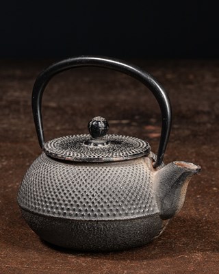 Lot 35 - (R) A JAPANESE CAST-IRON TEAPOT (TETSUBIN) SHOWA PERIOD 20TH CENTURY