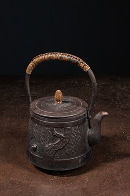 Lot 65 - (R) CAST IRON TETSUBIN KETTLE JAPAN 19TH CENTURY