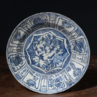 Lot 90 - (R) BLUE AND WHITE DISH LATE MING DYNASTY CHINA 1600 - 1620