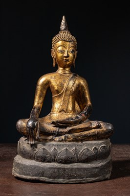 Lot 33 - (R) A GILT BRONZE FIGURE OF BUDDHA ON A LATER INSCRIBED BASE THAILAND AYUTTHYA (1600 - 1650)