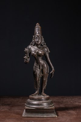 Lot 30 - (R) LARGE STANDING BRONZE PARVATI , SOUTH INDIA TAMIL NADU 16TH CENTURY