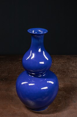 Lot 9 - (R) A MONOCHROME COBALT-BLUE DOUBLE GOURD VASE QING DYNASTY WITH QIANLONG MARK CHINA