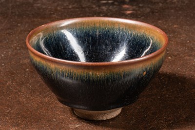Lot 80 - (R) AN EXCELLENT TEMMOKU TEA BOWL, YAOZHOU KILNS, SONG DYNASTY, CHINA, 12TH–13TH CENTURY