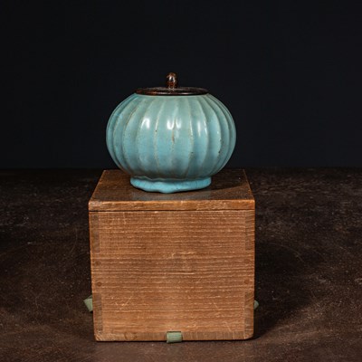 Lot 96 - (R) A RARE LONGQUAN YAO VASE IN POMELO SHAPED SELADON LIGHT GREEN GLAZE