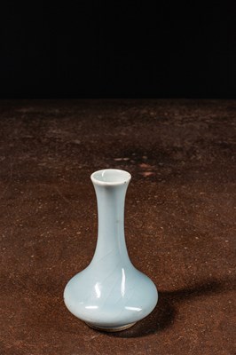 Lot 17 - (R) SMALL CLAIR DE LUNE GLAZED VASE QING DYNASTY , PROBABLY KANGXI PERIOD (1662-1722)