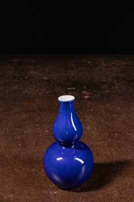 Lot 49 - (R) SMALL BLUE DOUBLE GOURD VASE QUING DYNASTY (1644-1911) CHINA