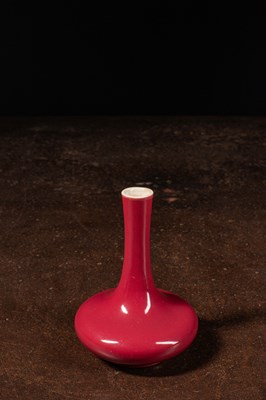 Lot 94 - (R) SMALL BULBOUS LONG-NECK VASE BRICK RED GLAZE, QING DYNASTY CHINA