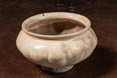 Lot 68 - (R) A YAOZHOU-TYPE CELADON BOWL WITH CRACKLED GLAZE, 10TH CENTURY SONG DYNASTY CHINA