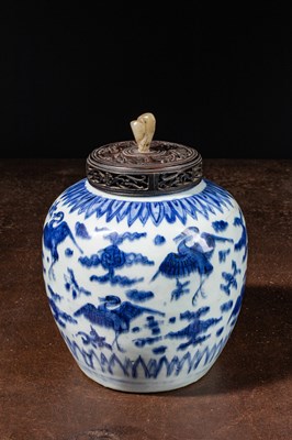 Lot 77 - (R) A BLUE AND WHITE PORCELAIN JAR WITH WOOD AND JADE COVER, CHINA, 16TH CENTURY