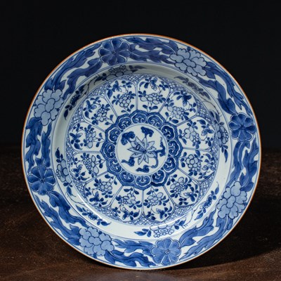 Lot 83 - (R) LARGER BLUE AND WHITE PORCELAIN DISH KANGXI CHINA APPROXIMATELY 1700