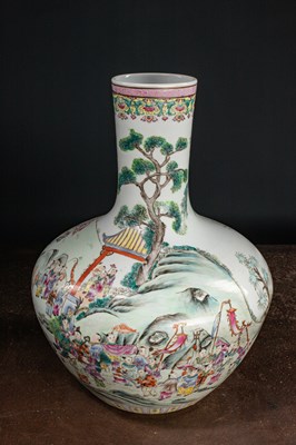Lot 21 - (R) A LARGE FAMILLE-ROSE BALUSTER VASE CHINA QING DYNASTY QIANLONG PERIOD (1736-1795)
