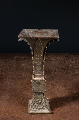 Lot 19 - (R) ARCHAIC GU TYPE BRONZE VASE SHANG DYNASTY (1600-1046 BC) WITH LATER INSCRIPTION