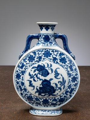 Lot 55 - (R) A CHINESE BIANHU MOONFLASK, DAOGUANG MARK, 20TH CENTURY