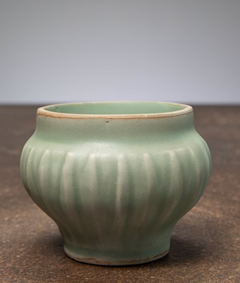 Lot 146 - (R )A SMALL BOWL, LUNG CHUAN, SUNG DYNASTY, CHINA, 12TH CENTURY