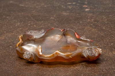 Lot 131 - (R) AN INKWELL IN LOTUS LEAF SHAPE, AGATE, CHINA, 18TH TO 19TH CENTURY