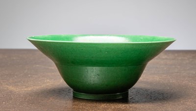 Lot 77 - (R) A CHINESE GREEN GLAZED BOWL, KANGXI (1662–1722)
