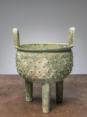 Lot 82 - (R) A CHINESE BRONZE TRIPOD VESSEL, POSSIBLY EASTERN ZHOU PERIOD (C 770-256BC)