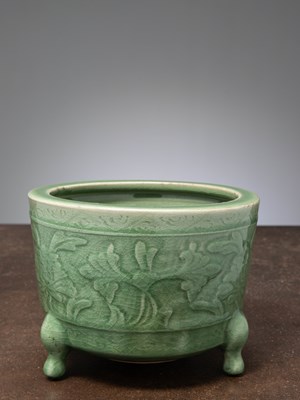 Lot 11 - (R) A CELADON-GLAZED CACHEPOT, FLOWER BASIN, CHINA, EARLY MING DYNASTY