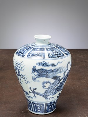 Lot 168 - (R) A CHINESE BLUE AND WHITE PORCELAIN MEIPING VASE, QING DYNASTY