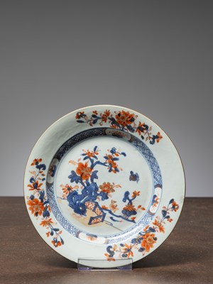 Lot 52 - (R) A CHINESE IMARI-STYLE DISH , QIANLONG PERIOD (1736-1795)