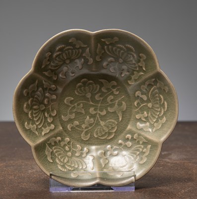 Lot 381 - (R) A SMALL STONEWARE WITH CELADON GLAZE BOWL, KORYO DYNASTY, KOREA, 13TH TO 14TH CENTURY