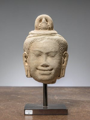 Lot 401 - (R) A KHMER STONE HEAD, SANDSTONE, ANGKOR PERIOD, KHMER EMPIRE, 12TH TO 13TH CENTURY