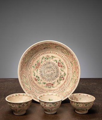 Lot 428 - (R) A SET OF PLATE AND BOWLS, VIETNAM 15TH CENTURY