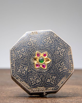 Lot 317 - A SMALL SILVER BETEL NUT CONTAINER, INDIA, 18TH CENTURY
