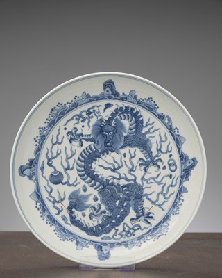 Lot 15 - A BLUE AND WHITE DRAGON DISH, CHINA, QING DYNASTY, KANGXI PERIOD, 1662–1722