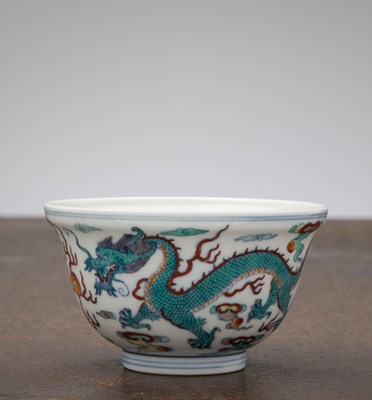 Lot 134 - A FAMILLE VERTE DRAGON BOWL, YONGZHENG SIX-CHARACTER MARK, CHINA, 18TH CENTURY